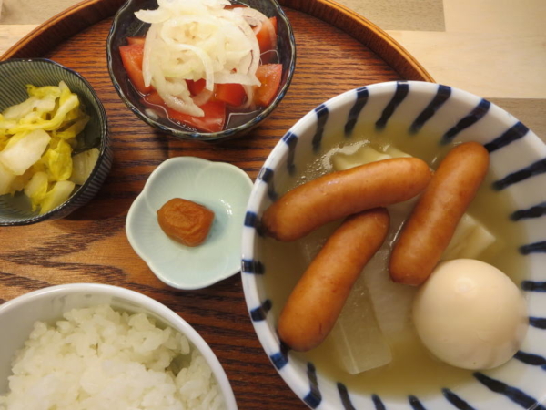 おでん、トマトの酢玉ねぎのせ、白菜の浅漬け、梅干