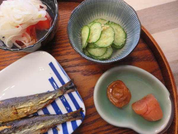 トマトの酢玉ねぎのせ、きゅうりのごま和え、梅干、明太子