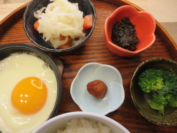 ハムエッグ、トマトの酢玉ねぎのせ、海苔の佃煮、ブロッコリー、梅干