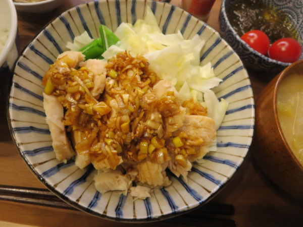 蒸し鶏のネギソースかけ