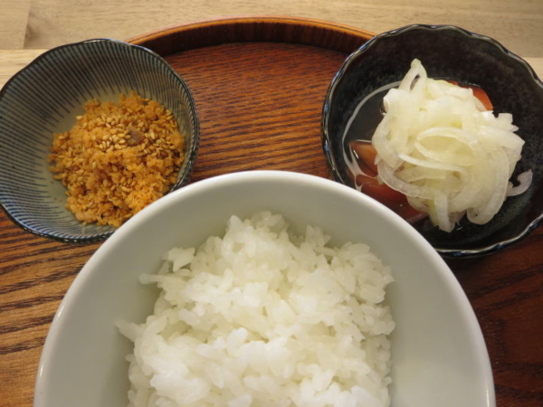 ごはん、鮭フレーク、トマトの酢玉ねぎのせ
