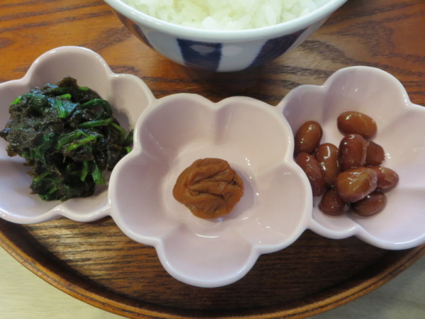 ほうれん草の海苔和え、梅干、煮豆(市販)