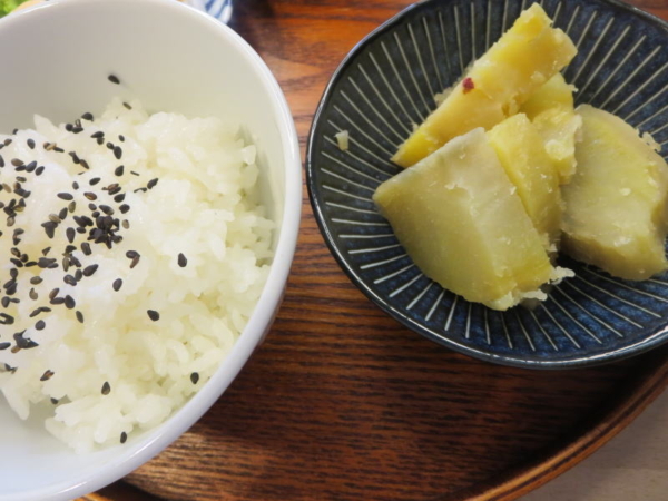 ごはん、蒸しさつまいも