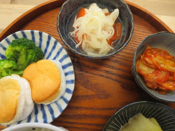 焼チーズはんぺん(ブロッコリー添え)、トマトの酢玉ねぎのせ、キムチ