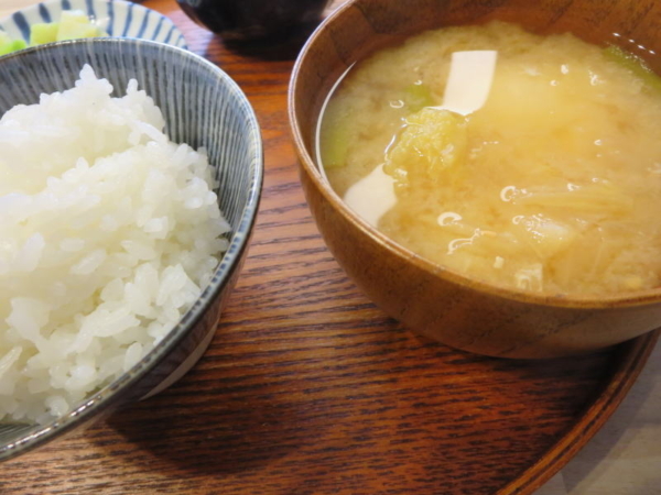 ごはん、味噌汁(たまご入り)