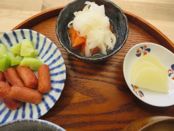 焼ウインナー(ブロッコリーの芯添え)、トマトの酢玉ねぎのせ、漬物