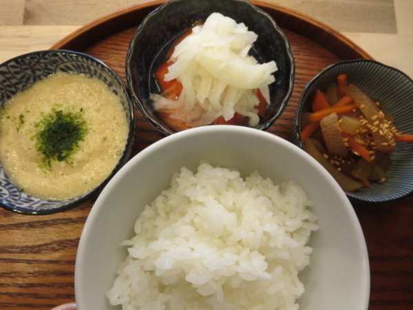 とろろ、トマトの酢玉ねぎのせ、大根の金平風