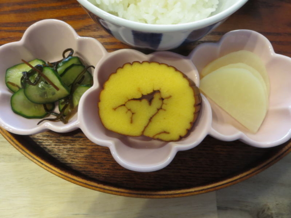 きゅうりの塩昆布和え、伊達巻、漬物