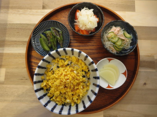 炒りたまご丼の献立
