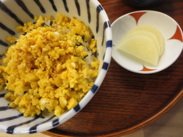 炒りたまご丼、漬物