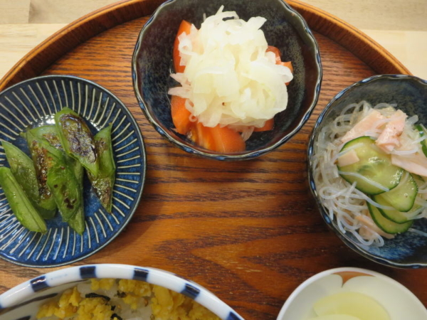 焼スナップエンドウ、トマトの酢玉ねぎのせ、春雨サラダ(作り置き)