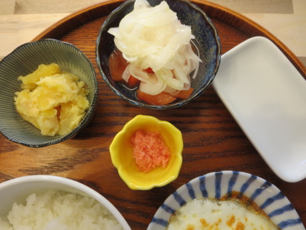 さつまいもサラダ(市販チルド)、トマトの酢玉ねぎのせ、でんぶ、味付け海苔