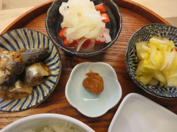 いわしの味付缶、トマトの酢玉ねぎのせ、白菜の浅漬け、梅干、味付け海苔