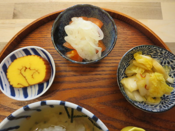 伊達巻、トマトの酢玉ねぎのせ、白菜の浅漬け