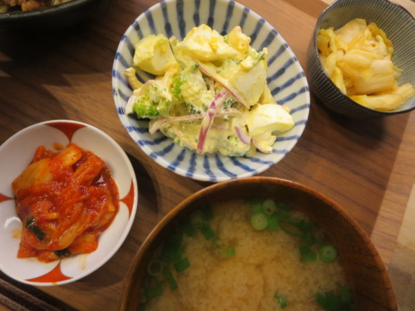 白菜の浅漬け、ブロッコリーとゆでたまごのサラダ、キムチ、味噌汁