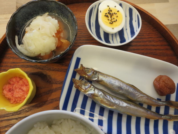 焼ししゃも、梅干、ゆでたまご、トマトの酢玉ねぎのせ、でんぶ