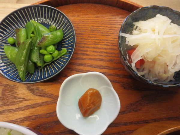 焼スナップエンドウ、トマトの酢玉ねぎのせ、梅干