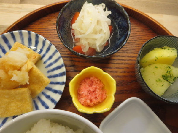 炙り油揚げ(大根おろしのせ)、トマトの酢玉ねぎのせ、海苔塩ポテト、でんぶ、味付け海苔