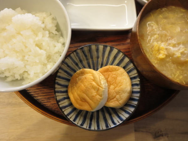ごはん、チーズはんぺん、味噌汁(たまご、玉ねぎ、焼き麩／前日の残り)