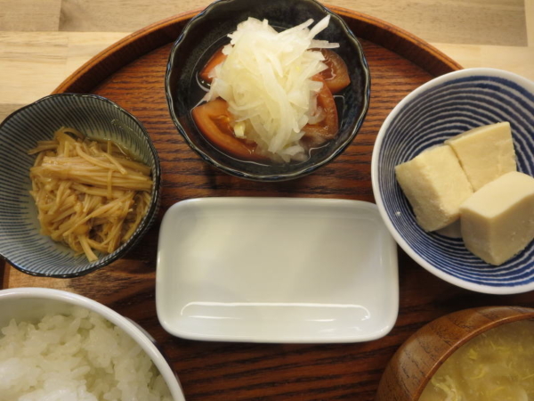 なめたけ、トマトの酢玉ねぎのせ、高野豆腐煮、味付け海苔
