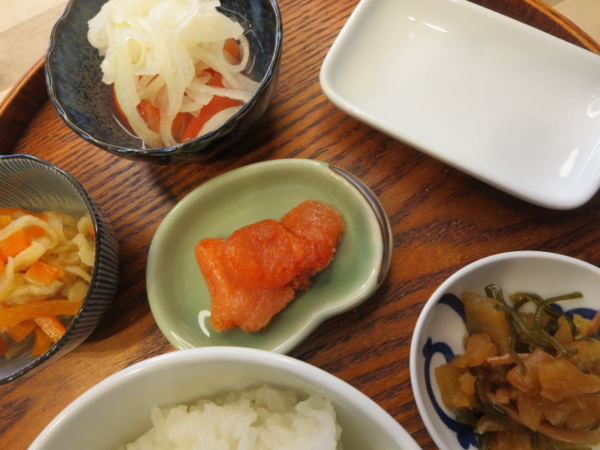 明太子、切干大根とちくわの煮物、トマトの酢玉ねぎのせ、味付け海苔、漬物