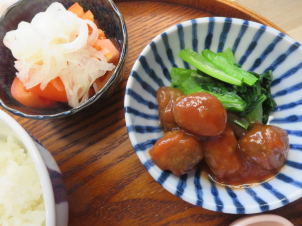 ミートボール、小松菜添え、トマトの酢玉ねぎのせ