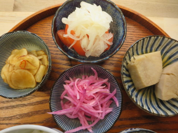 菊芋の甘酢醤油漬け、トマトの酢玉ねぎのせ、たけのこ芋の煮物、赤大根の甘酢漬け