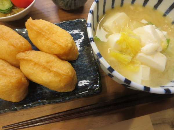 いなり寿司、味噌汁(白菜、豆腐、玉ねぎ、小葱)