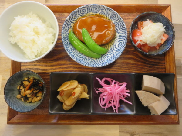 チキンハンバーグ(丸大食品)、スナップエンドウ添えの献立