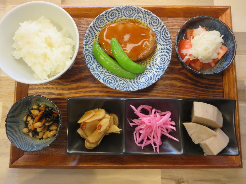 チキンハンバーグ(丸大食品)、スナップエンドウ添えの献立