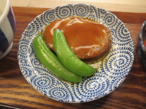 チキンハンバーグ(丸大食品)、スナップエンドウ添え
