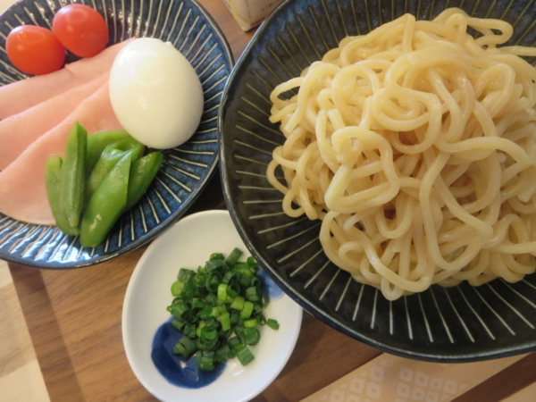 つけ麺(北の味わいつけ麺魚介豚骨醤油味(マルちゃん))、ハム、ゆでたまご、スナップエンドウ、ミニトマト、小葱