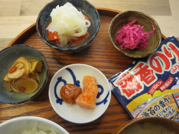 菊芋の甘酢醬油漬け、トマトの酢玉ねぎのせ、赤キャベツの甘酢漬け、明太子、梅干、ふりかけ(磯香のり)