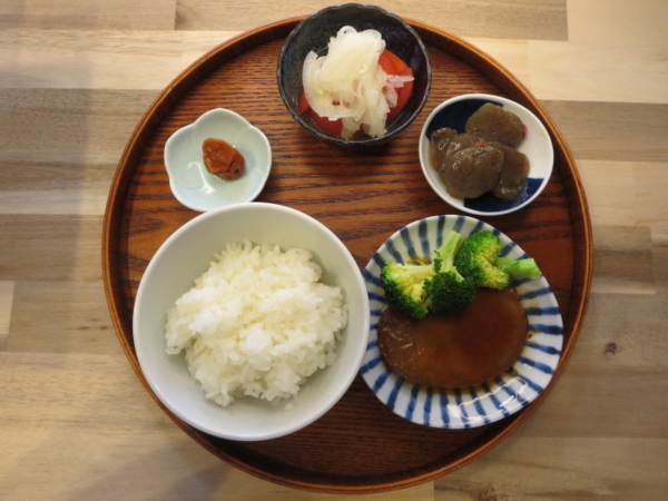 チキンハンバーグ(丸大食品)、ブロッコリー添えの献立