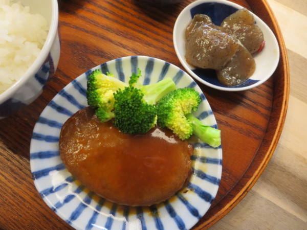 チキンハンバーグ(丸大食品)、ブロッコリー添え、こんにゃくのピリ辛煮