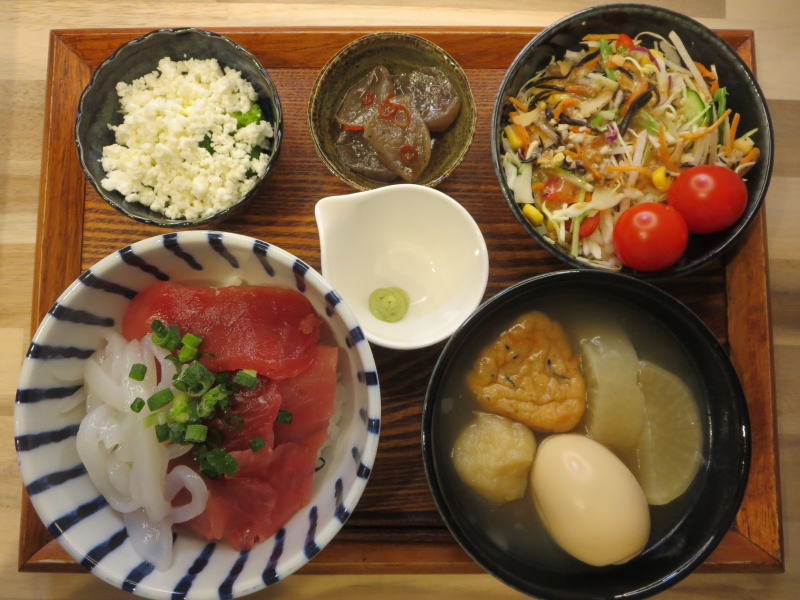 まぐろとイカ丼の献立