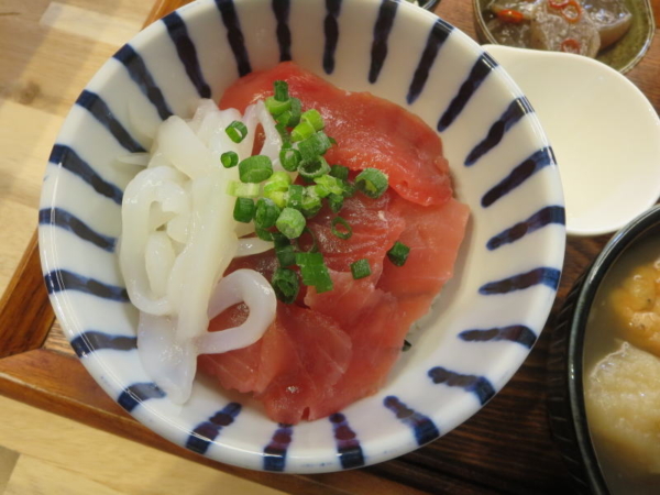 まぐろとイカ丼(まぐろ切り落とし、イカソーメン)
