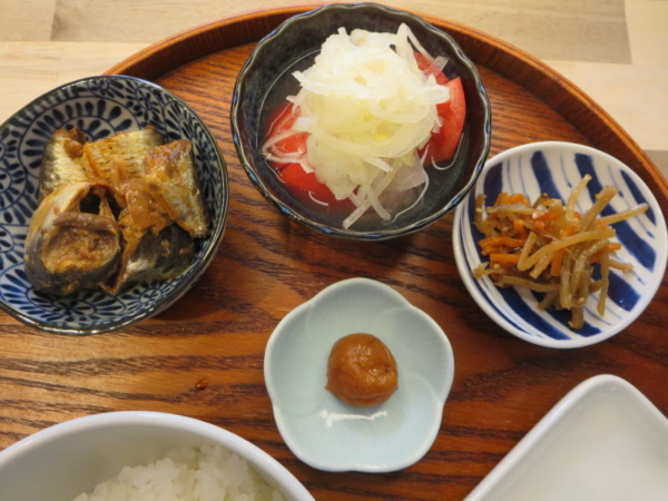 いわしの味付缶、トマトの酢玉ねぎのせ、きんぴらごぼう(市販チルド)、梅干、味付け海苔
