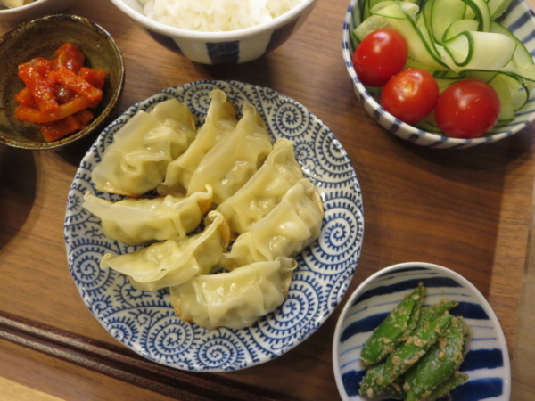 焼餃子(チルド)、イカのチャンジャ風、ピーラーきゅうりのサラダ＋ミニトマト、スナップエンドウのごま和え