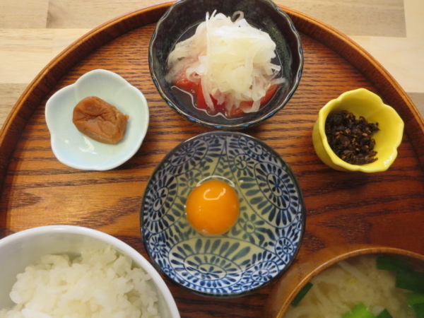 たまご、梅干、トマトの酢玉ねぎのせ、おかか昆布、味噌汁(もやし、ニラ)