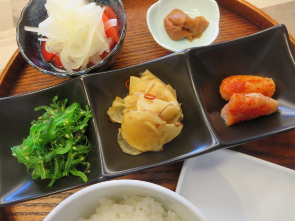 明太子、菊芋の甘酢醤油漬け、中華わかめ、トマトの酢玉ねぎのせ、梅干、味付け海苔