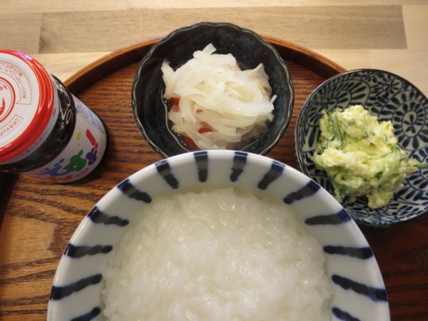 お粥、海苔の佃煮、トマトの酢玉ねぎのせ、ポテトサラダ