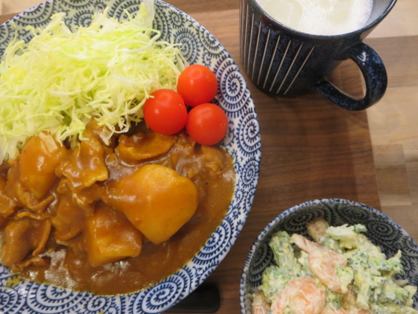カレーライス、千切りキャベツとミニトマト添え、ブロッコリーとエビのサラダ、ラッシー