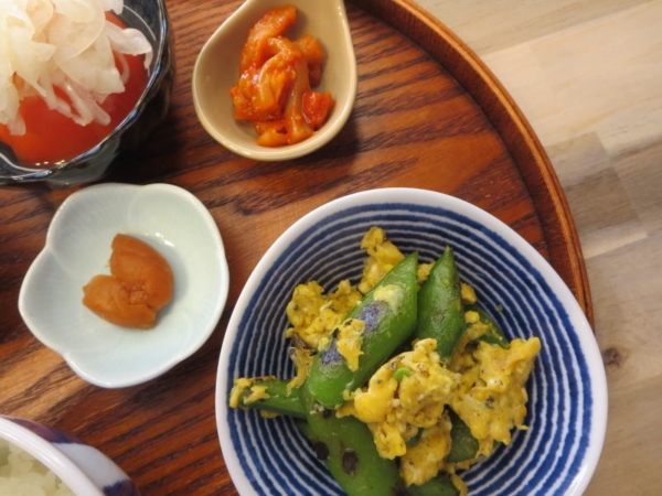 スナップエンドウとたまごの炒め物、イカのチャンジャ風、梅干、トマトの酢玉ねぎのせ