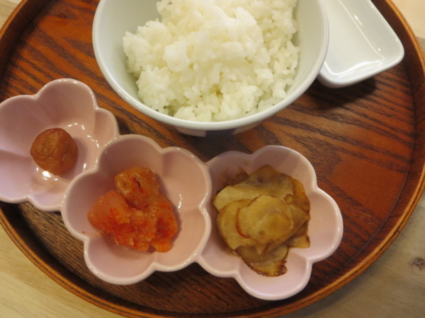 ごはん、味付け海苔、菊芋の甘酢醤油漬け、明太子、梅干