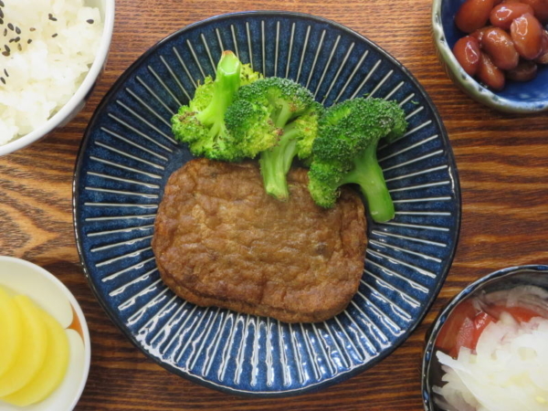 マルシンハンバーグ(焼ブロッコリー添え)、煮豆(市販)、漬物、トマトの酢玉ねぎのせ