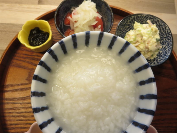 お粥、海苔の佃煮、トマトの酢玉ねぎのせ、ポテトサラダ