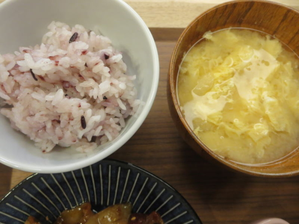 黒米入りごはん、味噌汁(玉ねぎ、たまご)