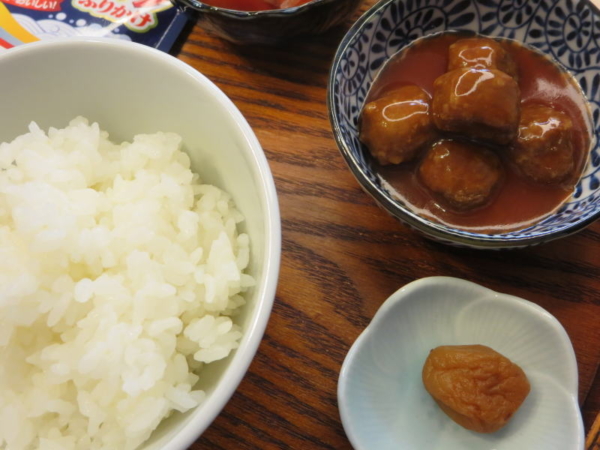 ごはん、ミートボール、梅干