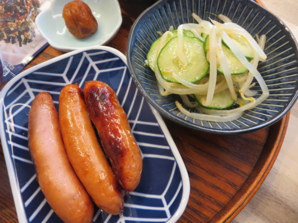 焼ウインナー、もやしときゅうりの中華和え、梅干